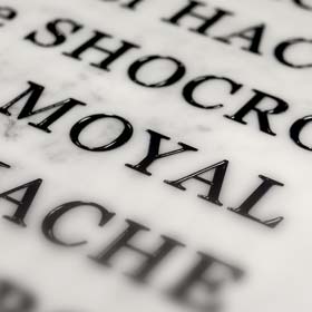 Détail de gravure sur plaque commemorative en marbre