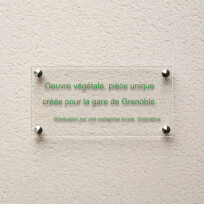 Plaque commémorative en plexiglas incolore, lettres vertes