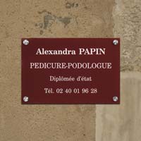 Plaque professionnelle plexiglas bordeaux gravure blanche, format 30 x 20 cm