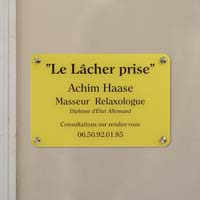 Plaque professionnelle plexiglas fond jaune gravée noire, format 30 x 20 cm