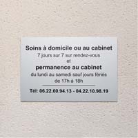 Plaque cabinet médical en aluminium anodisé naturel argent, gravure noire laser