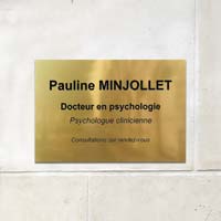 Plaque professionnelle psychologue en aluminium or brillant gravé en creux et encré noir