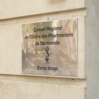 Plaque pharmacie en laiton poli miroir, gravure noire en creux traditionnelle