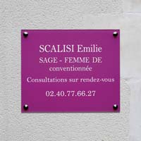 Plaque professionnelle sage femme en plexiglas avec impression quadri en rose et blanc