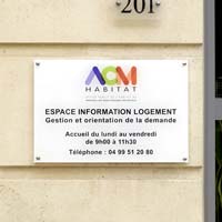 Plaque agence immobilière en plexiglas avec impression quadri texte et logo sur fond blanc