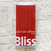 Plaque salon de choiffure en plexiglas avec impression quadri, fond rouge et bords transparents