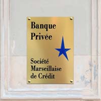 Plaque professionnelle banque en aluminium doré, avec gravure en creux bicolore