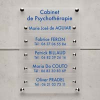 Support Multi-Plaques pour cabinet libéral - exemple de tableau multi-plaques psychologue avec fond en plexiglas dépoli et plaques en plexiglas transparent et lettres bleues