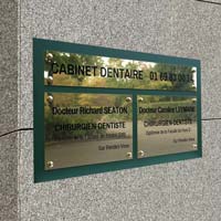 Tableau multi-plaques de cabinet dentaire - Fond en plexiglas vert, plaques en laiton massif gravé noir