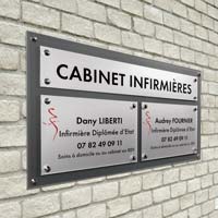 Panneau multi-plaques cabinet infirmières - Fond gris foncé, plaques argent avec logo couleur