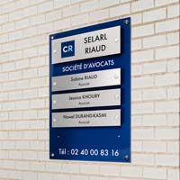 Tableau multi-plaques cabinet avocats - Fond en plexiglas bleu marine, plaques en aluminium pur brossé