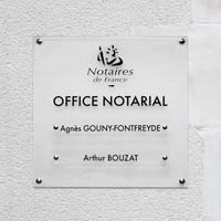 Support multi-plaques office notarial - fond en plexiglas dépoli et plaques en plexiglas transparent