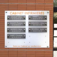 Panneau multi-plaques de cabinet infirmier en plexiglas - fond blanc gravé en orange, plaquettes grises avec gravure blanche