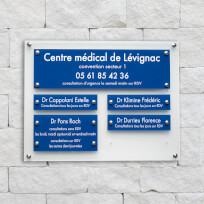 Support multi-plaques de cabinet médical - Plexiglas dépoli, Plaques gravées bleues