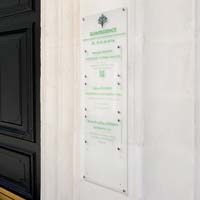 Multi-plaques professionnelles cabinet de bien-etre transparent, marquage vert avec logo en couleur